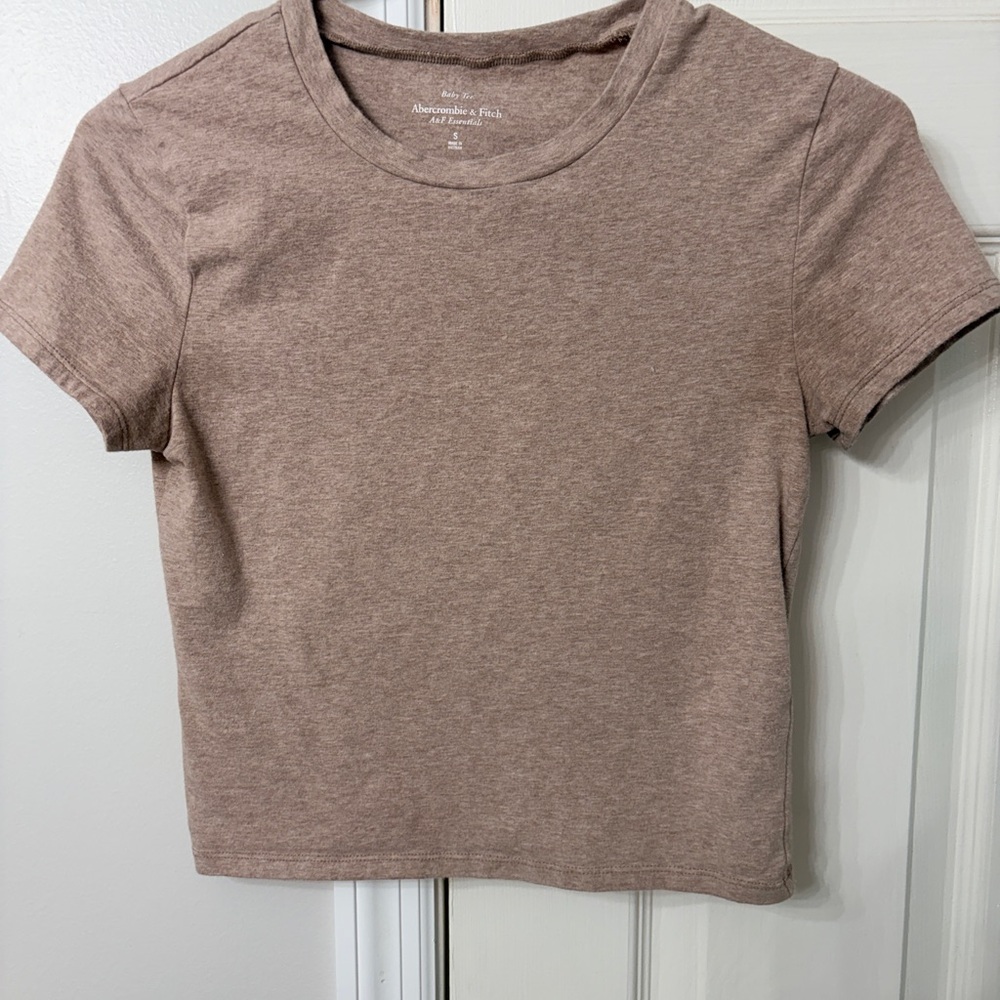 Abercrombie & Fitch Women's Short Sleeve Crewneck Cropped baby Tee brown/tan